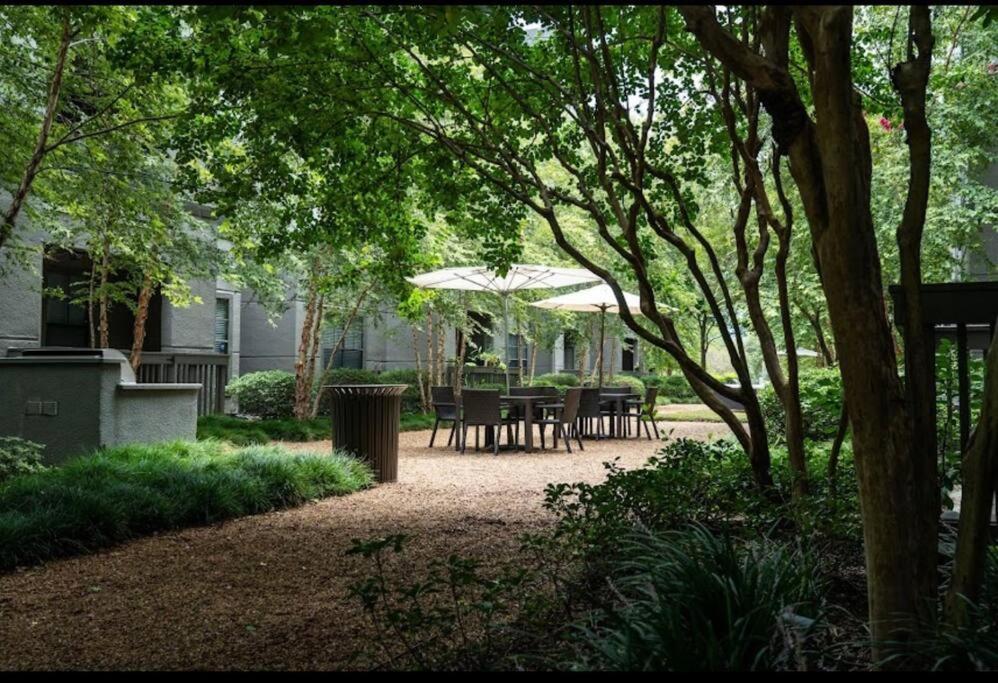 Chic Retreat-walk To Nrg-pool Daire
