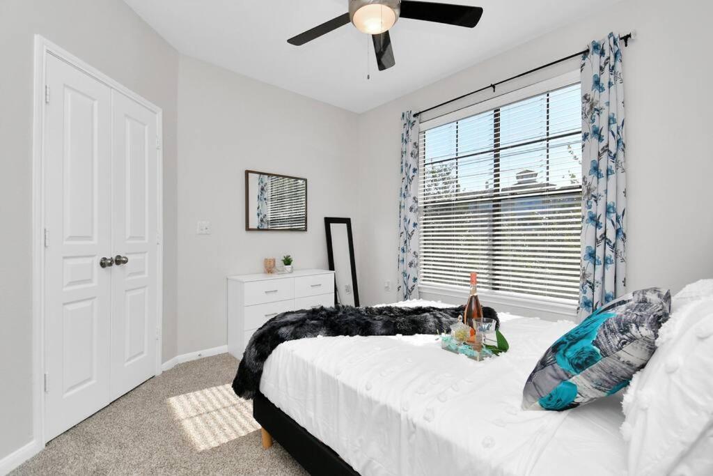 Chic Retreat-walk To Nrg-pool Daire
